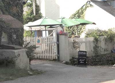 Hunt steps up for men who robbed family