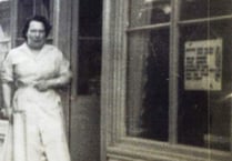 Teignmouth 1923: Cogs in the cafe wheels