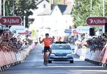 Crowds and sunshine come out for Tour of Britain in Devon