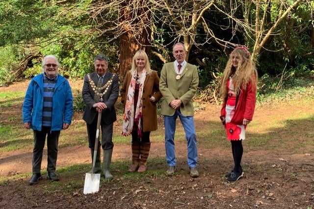 Teignmouth plants a tree to celebrate the Platinum Jubilee