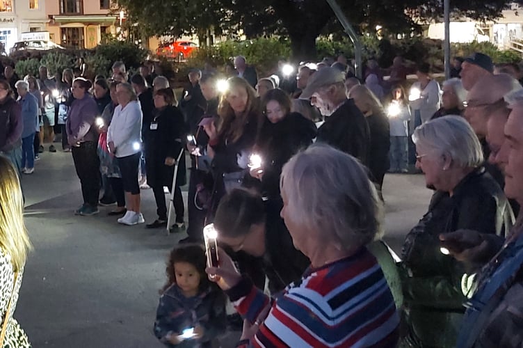 ON Sunday night, the Mayor of Dawlish, Councillor Lisa Mayne, led the Parish of Dawlish in the national minute of reflection in memory of her late Majesty, Queen Elizabeth II.
Picture: Dawlish Town Council (Sept 18 2022)