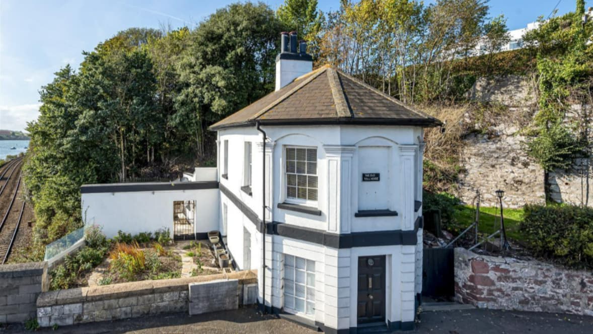 Teignmouth toll house from 1800s for sale with river views middevonadvertiser.co.uk