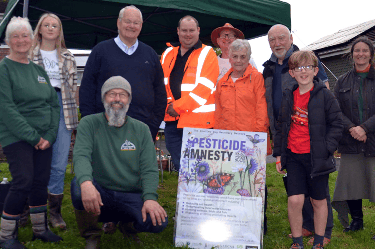 Bradley Pesticide Amnesty Project Partners standing from right to left – Sam Hibbert, Green Futures
Chairperson, Newton Abbot Town Councillors Mike Hocking and Carol Bunday, SUEZ Senior Site Manager,
Tom Clarke, Devon County Councillor, Phil Bullivant, Green Futures Volunteers and kneeling Green Futures
Co-ordinator, Andrew Rothery