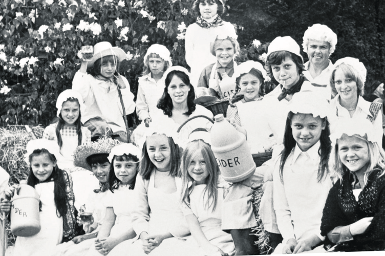 1st Kingsteignton Brownies and their entry Country Style
