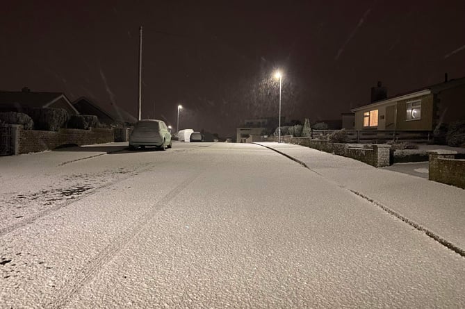 Snow in Bovey Tracey tonight. Picture: Charlotte Avery (17/1/2023)