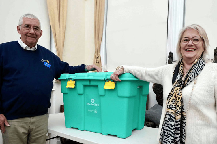 Rotary’s John
Petherick and Dawlish mayor, Cllr Lisa
Mayne.