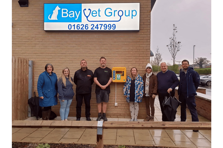 Emily Farrell, Newton Abbot CIC, Lucy Butterworth, local resident and defib champion, Paul Nethercott, Griffiths Construction, Steven Humphries, Devon Renewables, Sally Simpson and Linda Robson-Burrell, local residents, Councillor Phil Bullivant, and Chris Bamford from Bay View Vet Group.
