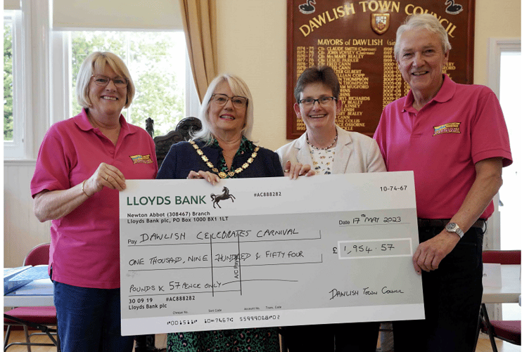 Dawlish Celebrates Carnival receives cheque from Dawlish's outgoing mayor