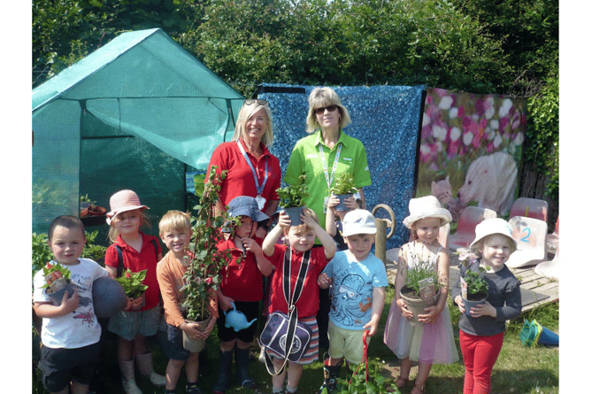Chudleigh Knighton Pre-School’s plans to start a bee and butterfly garden got underway this week after a visit from Asda’s Community Champion, Louise Amos, who brought them a welcome donation of plants and flowers.