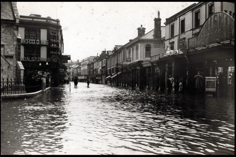 Black and white photograph of floods in Queen Street, Newton Abbot