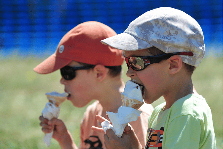 Alfie and Jamie Haynes find nice way to stay cool.