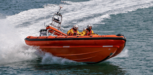 Fishing boat towed to safety after running aground 