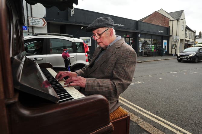 Piano music in the streets of Moretonhampstead. Bill Field tickling the ivories
MDA040723A_SP002 Photo: Steve Pope