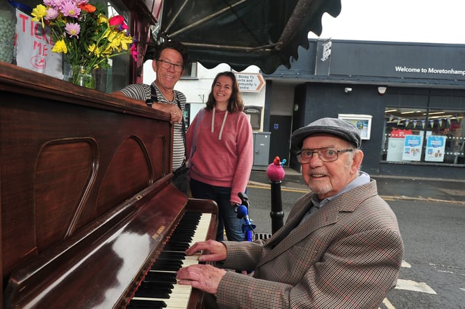 Piano music in the streets of Moretonhampstead. Bill Field tickling the ivories watched by Larry Kuiper and Kim Storey
MDA040723A_SP005 Photo: Steve Pope