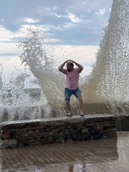 AS big waves pounded the Dawlish shoreline heating and plumbing engineer Matt Kimberley has shared this video of himself being caught by surprise at their ferocity.Matt said: ÔWow! What a night out in Dawlish.Õ(17-8-23)