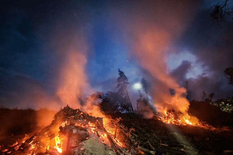 Fire crews tackle blaze at Vennford Reservoir