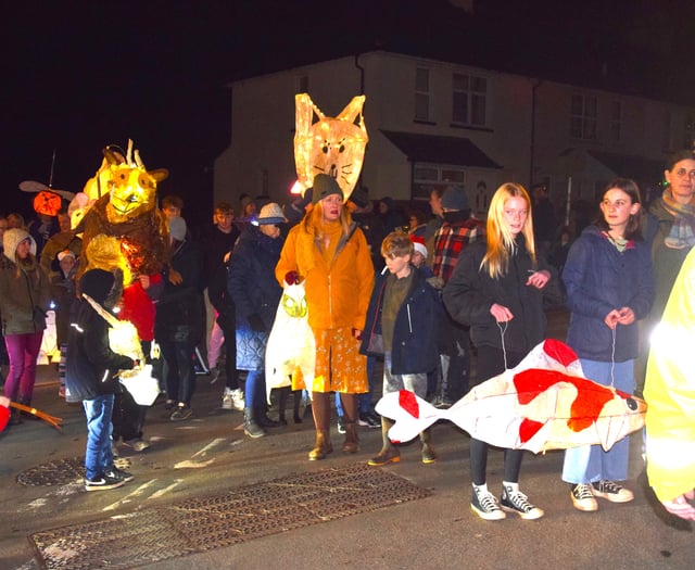 St Andrew's Parade lights up Ipplepen