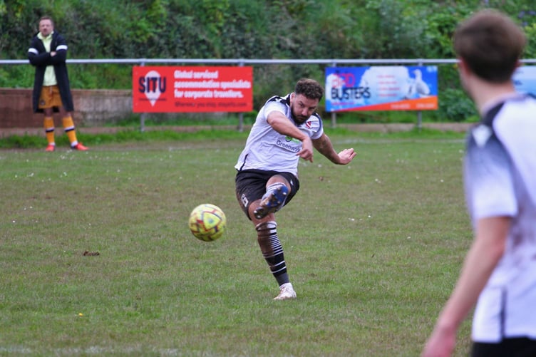Teignmouth 2-2 Axminster