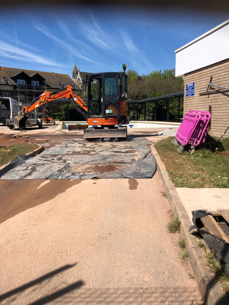 Diggers working to fix leak at Teignmouth Lido