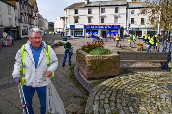 Volunteers in Teignmouth Big Spring Clean 