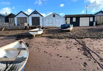 Plans to replace dilapidated beach hut 