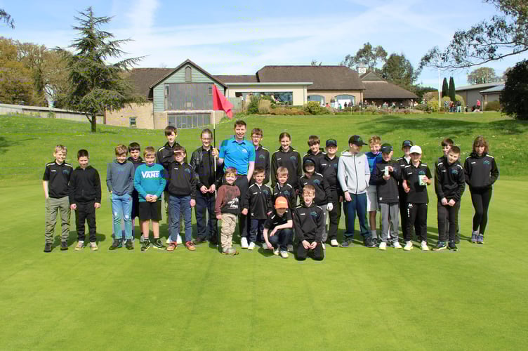 Brad Sercombe on Dainton's 18th green with the Junior Academy