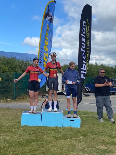 MDCC duo Lara Dix and Eva Fox on the podium