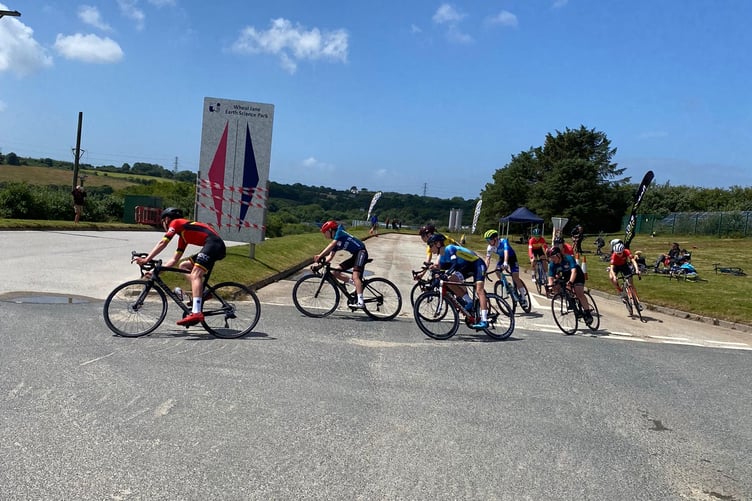 MDCC- Under 16/4 race start of stage 4 Bayley Woodger on the front with Matt Holmes in second in the leader jersey