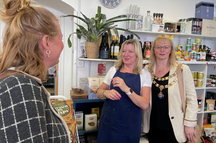 Mayor Cate Williams and deputy mayor Chloe Myers chat to Angie Harrison at the Rockpool Deli