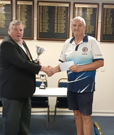 Shaun Lynch is presented with his MDL Singles trophy