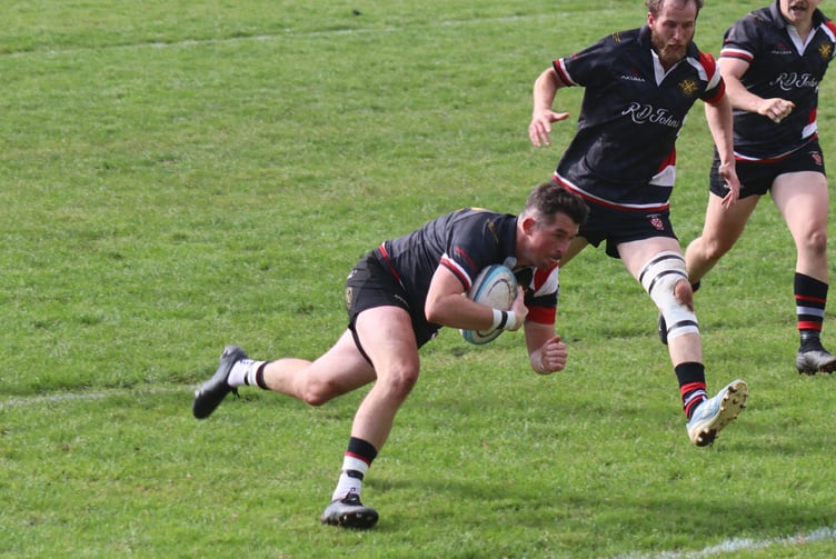 Rio Cooper dives over the try-line for Teignmouth RFC