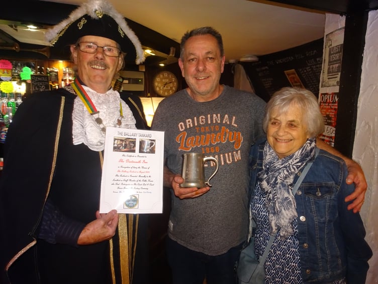 Portreeve Allan Vizor and Ale Taster Carol Bunday presents theDartmouth Inn’sChris Storey with the Ballamy Tankard.