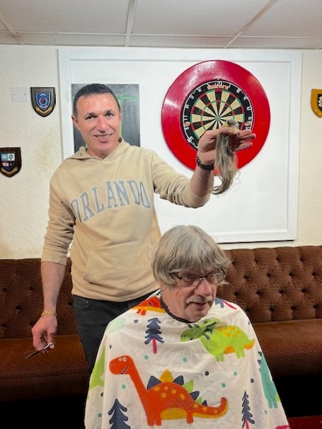 Glynn Smith gets his hair cut for Macmillan Cancer Support