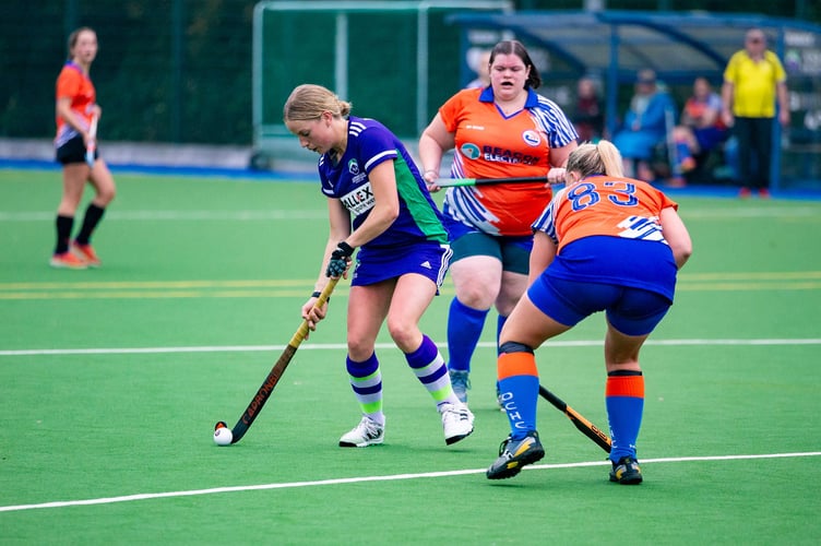 Sophie Walker drives through midfield for Ashmoor Women's 1sts in their win against Ocean City