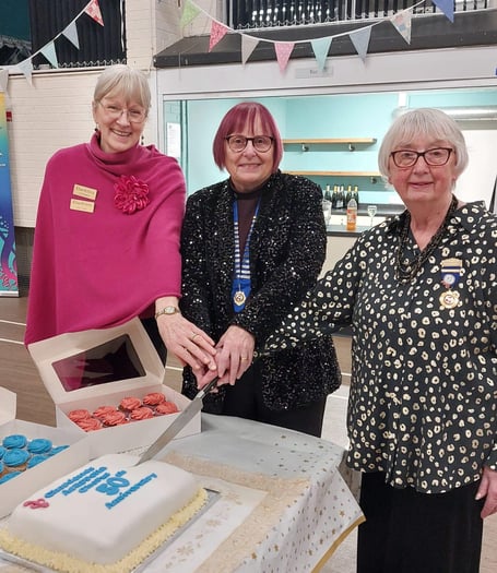 L-R Chordettes chair Sue Spear, LABBS chair Sue Ranson, and Chordettes founding member Lee Westlake cut the 50th anniversary cake
