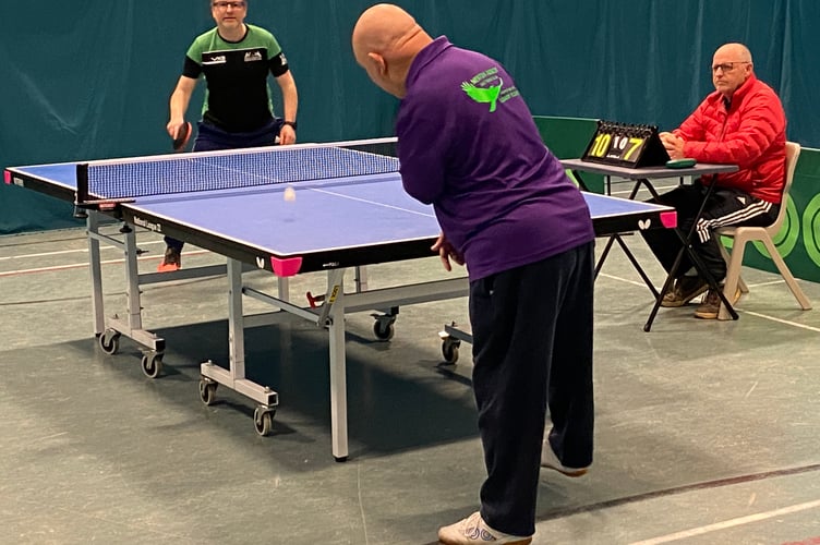 Fred Wakefield (NA Kestrels) v Dale Fabian (NA Harriers)