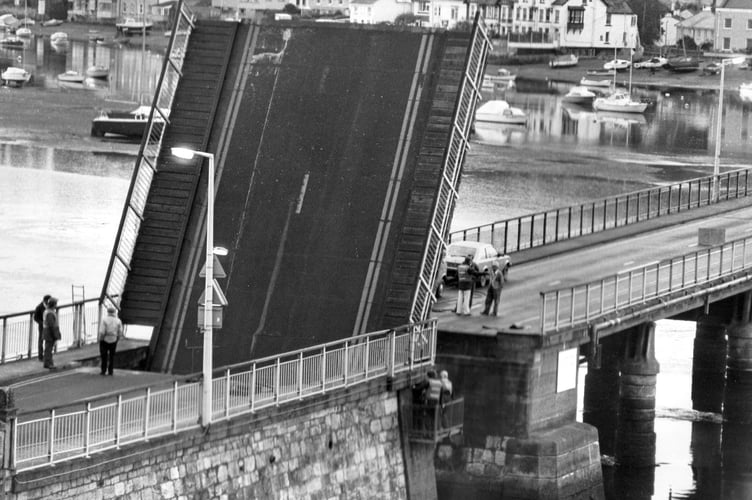 Open wide please. Shaldon bridge is raised for inspection in October 1984. The process was less H&S aware than it is now