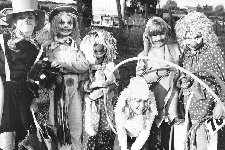 Moretonhampstead Carnival from August 1986, Pupils from the town's primary school were just clowning around