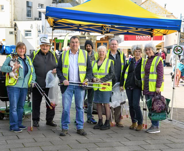 Teignmouth groups collaborate for spring clean