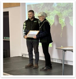 Mayor Sheila Brooke accepts the RHS award. Photo Bovey Tracey Town Council