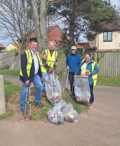 MP Martin Wrigley  with Starcross Sparkles volunteers. 