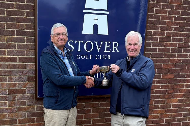 Peter Lamont receives Doug Perry Cup from senior captain Richard Cull