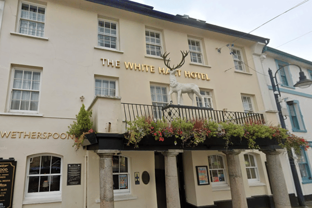 Axe-wielding man threatens pub-goers in Okehampton Wetherspoons