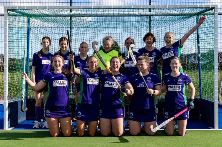 Ashmoor women's 1s celebrate league title