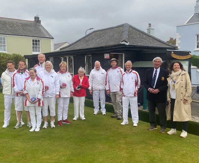 Local councillor kickstarts a new bowling season