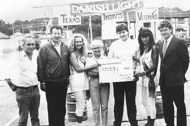 Ten Tors Fun Run from Sunday August 17, 1986. Sponsors presentation at the finish line - -The Ten Tors Pub in Kingsteignton. From left: Cheis Stockman (landlord), Maurice Pope (sponsors Tolchards), Annie Glock (sponsors Danish Light), Denise Stockman (landlady), Jim Mardell (Tolchards), Julia Preschke (Danish Light) and Lyndon Sims (event co-organiser).
