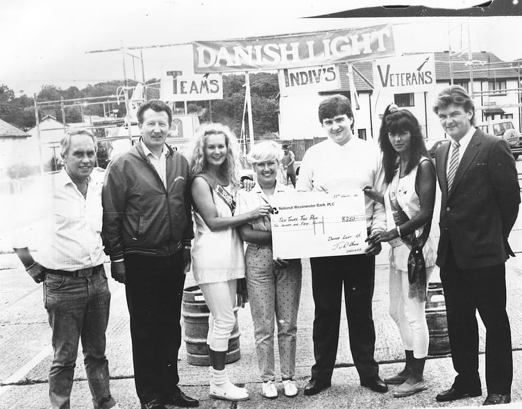 Ten Tors Fun Run from Sunday August 17, 1986. Sponsors presentation at the finish line - -The Ten Tors Pub in Kingsteignton. From left: Cheis Stockman (landlord), Maurice Pope (sponsors Tolchards), Annie Glock (sponsors Danish Light), Denise Stockman (landlady), Jim Mardell (Tolchards), Julia Preschke (Danish Light) and Lyndon Sims (event co-organiser).