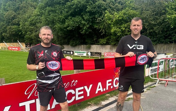 Stu Bowker signs for Bovey