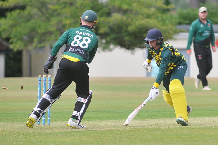 Devon Cricket League A Division. Bovey Tracey versus Hatherleigh

Bovey's Will Christophers is stumped by Hatherleigh 'keeper Ryan Davies

A three wicket run for Hatherleigh who won the toss and elected to field.  Bovey Tracey 260/8 after 50 overs, to which Hatherleigh  responded with 263/7 after 48.1 overs.