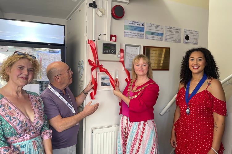 L-R Alice Cross general manager Peta Howell and chair of the trustees Andy Longford with Teignmouth mayor councillor Cate Williams and deputy mayor councillor Lillian Chasteau